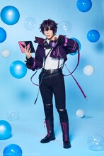 広井雄士扮するクロード。