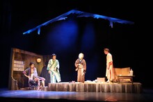 劇団扉座 第79回公演「北斎ばあさん－珍道中・神奈川沖浪裏－」より。