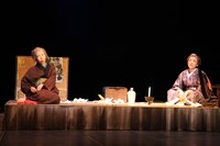 劇団扉座 第79回公演「北斎ばあさん－珍道中・神奈川沖浪裏－」より。