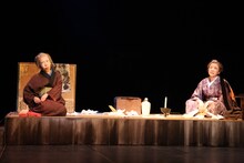 劇団扉座 第79回公演「北斎ばあさん－珍道中・神奈川沖浪裏－」より。