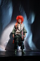 劇団扉座 第79回公演「北斎ばあさん－珍道中・神奈川沖浪裏－」より。