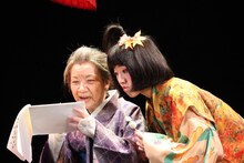 劇団扉座 第79回公演「北斎ばあさん－珍道中・神奈川沖浪裏－」より。