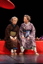 劇団扉座 第79回公演「北斎ばあさん－珍道中・神奈川沖浪裏－」より。