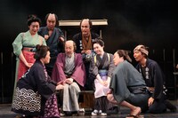 劇団扉座 第79回公演「北斎ばあさん－珍道中・神奈川沖浪裏－」より。