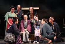 劇団扉座 第79回公演「北斎ばあさん－珍道中・神奈川沖浪裏－」より。