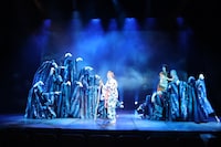 劇団扉座 第79回公演「北斎ばあさん－珍道中・神奈川沖浪裏－」より。