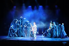 劇団扉座 第79回公演「北斎ばあさん－珍道中・神奈川沖浪裏－」より。