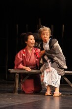 劇団扉座 第79回公演「北斎ばあさん－珍道中・神奈川沖浪裏－」より。