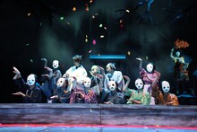 劇団扉座 第79回公演「北斎ばあさん－珍道中・神奈川沖浪裏－」より。