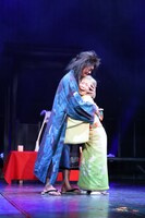 劇団扉座 第79回公演「北斎ばあさん－珍道中・神奈川沖浪裏－」より。