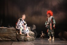 劇団扉座 第79回公演「北斎ばあさん－珍道中・神奈川沖浪裏－」より。