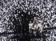 「Our Cosmic Dust」より。（Photo by Pamela Raith）