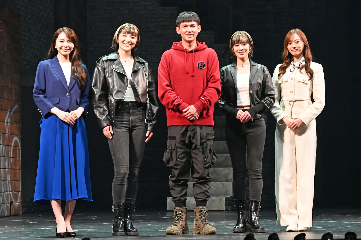 ミュージカル「梨泰院クラス」囲み取材の様子。左から川口ゆりな、sara、小瀧望、和希そら、梅澤美波。