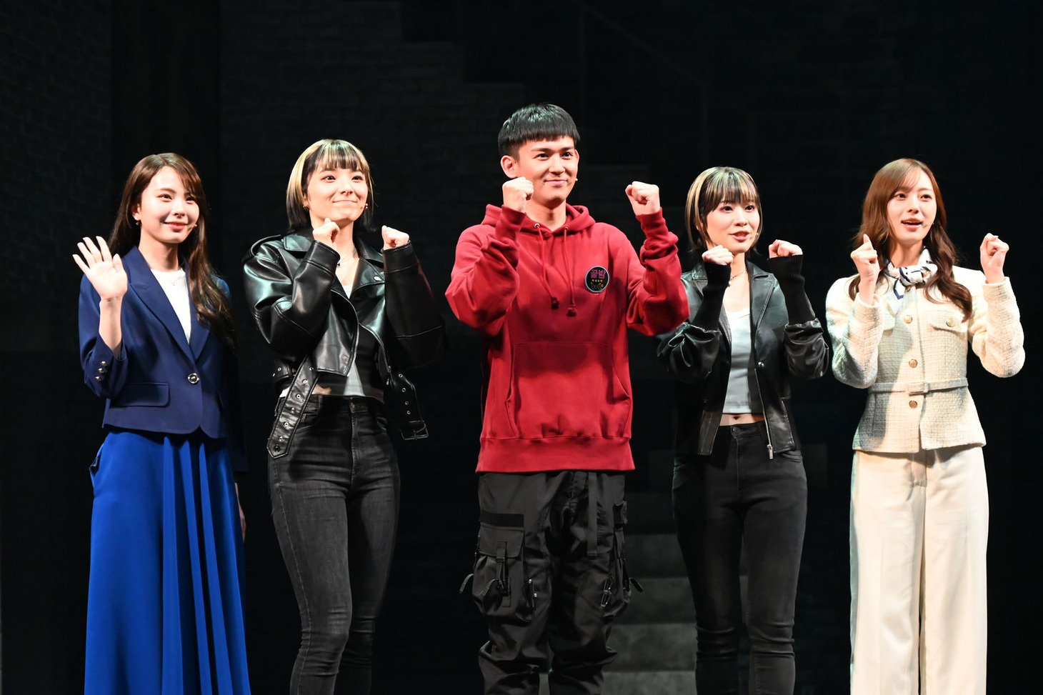 ミュージカル「梨泰院クラス」囲み取材にて、「ファイティン！」と言いながらポーズを取る出演者たち。左から川口ゆりな、sara、小瀧望、和希そら、梅澤美波。