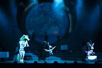 舞台「W3 ワンダースリー」より。（撮影：岡千里）