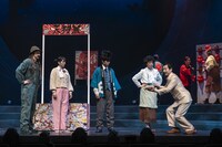 舞台「W3 ワンダースリー」より。（撮影：岡千里）