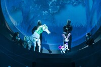 舞台「W3 ワンダースリー」より。（撮影：岡千里）