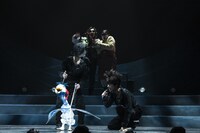 舞台「W3 ワンダースリー」より。（撮影：岡千里）