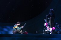 舞台「W3 ワンダースリー」より。（撮影：岡千里）