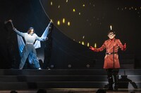 舞台「W3 ワンダースリー」より。（撮影：岡千里）