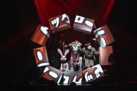 舞台「W3 ワンダースリー」より。（撮影：岡千里）