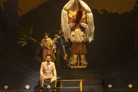 舞台「W3 ワンダースリー」より。（撮影：岡千里）