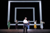 パルコ・プロデュース2025「先生の背中～ある映画監督の幻影的回想録～」より。（撮影：宮川舞子）