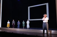 パルコ・プロデュース2025「先生の背中～ある映画監督の幻影的回想録～」より。（撮影：宮川舞子）