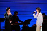 「真琴つばさ 40th Anniversary Concert『Zensokyoku ― 明日への前奏曲 ―』」より、左から髙汐巴、真琴つばさ。