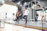 ミュージカル「ジェイミー」の稽古場お披露目の様子。髙橋颯（中央）と保坂知寿（左）がノートを受けているところに加わり、一緒にステップを練習する三浦宏規（右）。