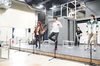 ミュージカル「ジェイミー」の稽古場お披露目の様子。髙橋颯（中央）と保坂知寿（左）がノートを受けているところに加わり、一緒にステップを練習する三浦宏規（右）。