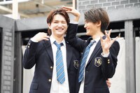 ミュージカル「ジェイミー」の取材会より。左から三浦宏規、髙橋颯。