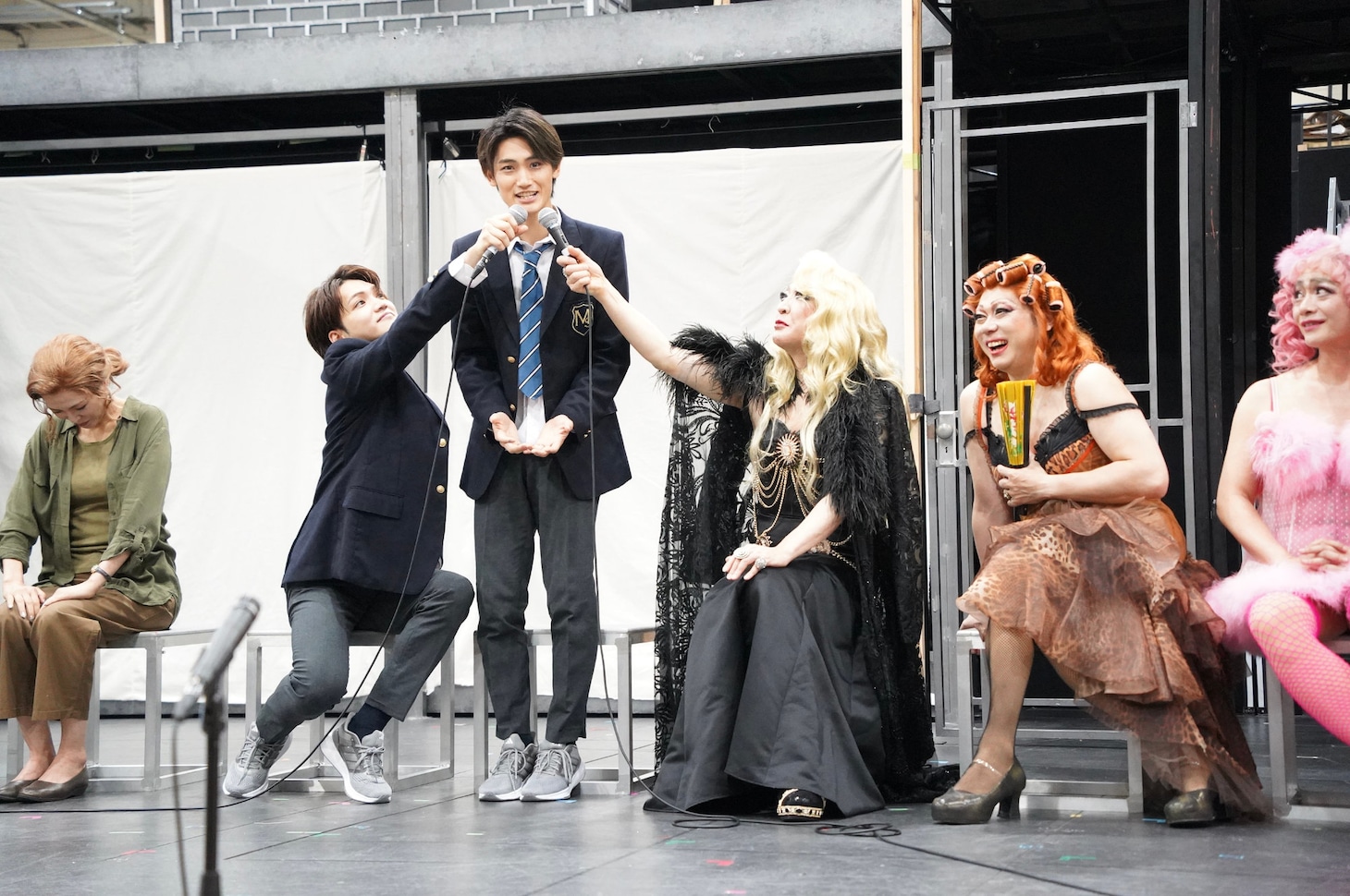 ミュージカル「ジェイミー」の取材会より。「再演できるようにがんばっていきたい！」と宣言する髙橋颯（中央左）。