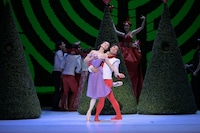 新国立劇場バレエ団「不思議の国のアリス」より、アリス役の小野絢子（左）と庭師ジャック / ハートのジャック役の福岡雄大。（撮影：鹿摩隆司）