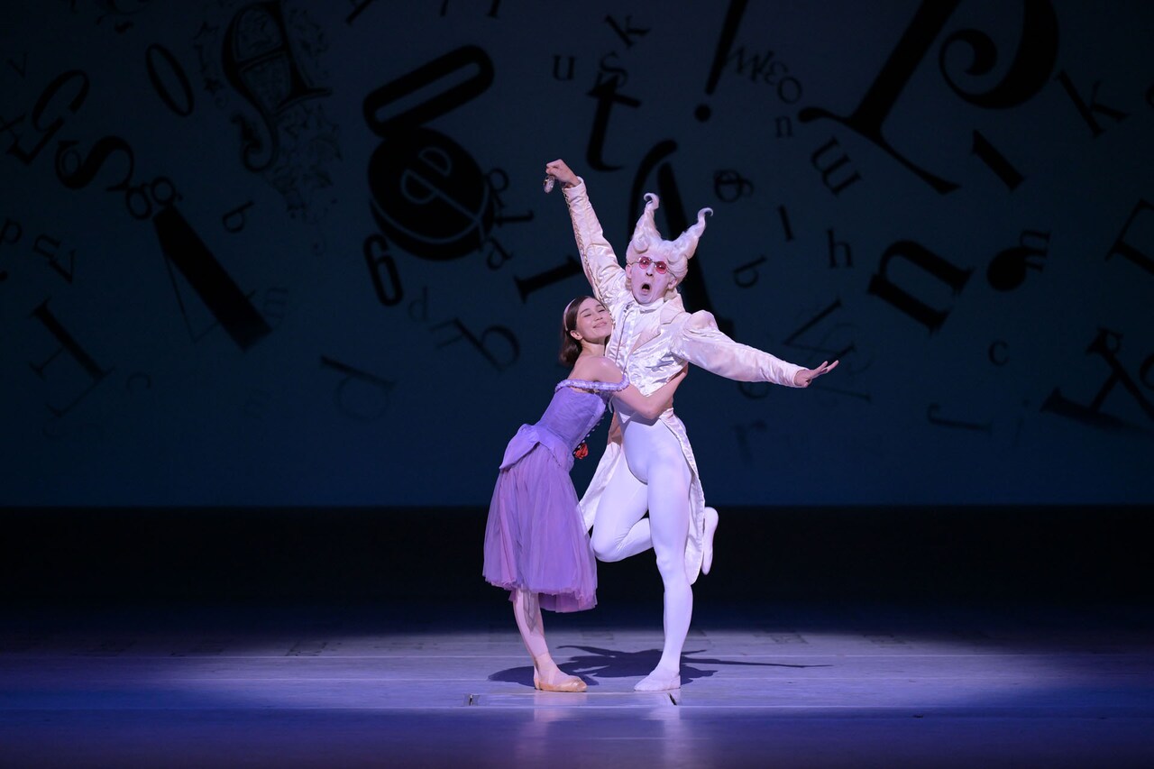新国立劇場バレエ団「不思議の国のアリス」より、アリス役の小野絢子、白ウサギ役の木下嘉人。
（撮影：鹿摩隆司）