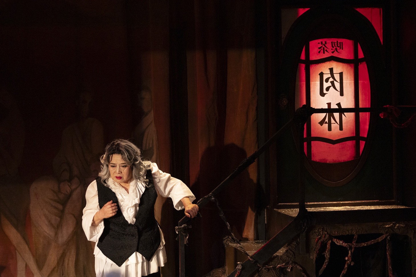 オフィス3〇〇特別公演「少女仮面」より。（撮影：加藤孝）