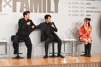 和希そら（右）が発見した“絶叫マシンが怖くなくなる裏技”を実演する森崎ウィン（左）と平方元基（中央）。