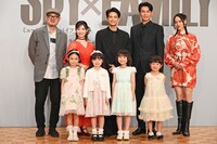 ミュージカル「SPY×FAMILY」製作発表記者会見の様子。後列左からG2、唯月ふうか、森崎ウィン、平方元基、和希そら。前列左から泉谷星奈、月野未羚、西山瑞桜、村方乃々佳。