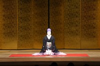 「松竹創業百三十周年『坂東玉三郎特別公演』竹久夢二生誕百四十年記念」より、口上の様子。