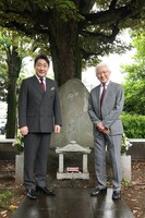 左から中村芝翫、中村萬壽。