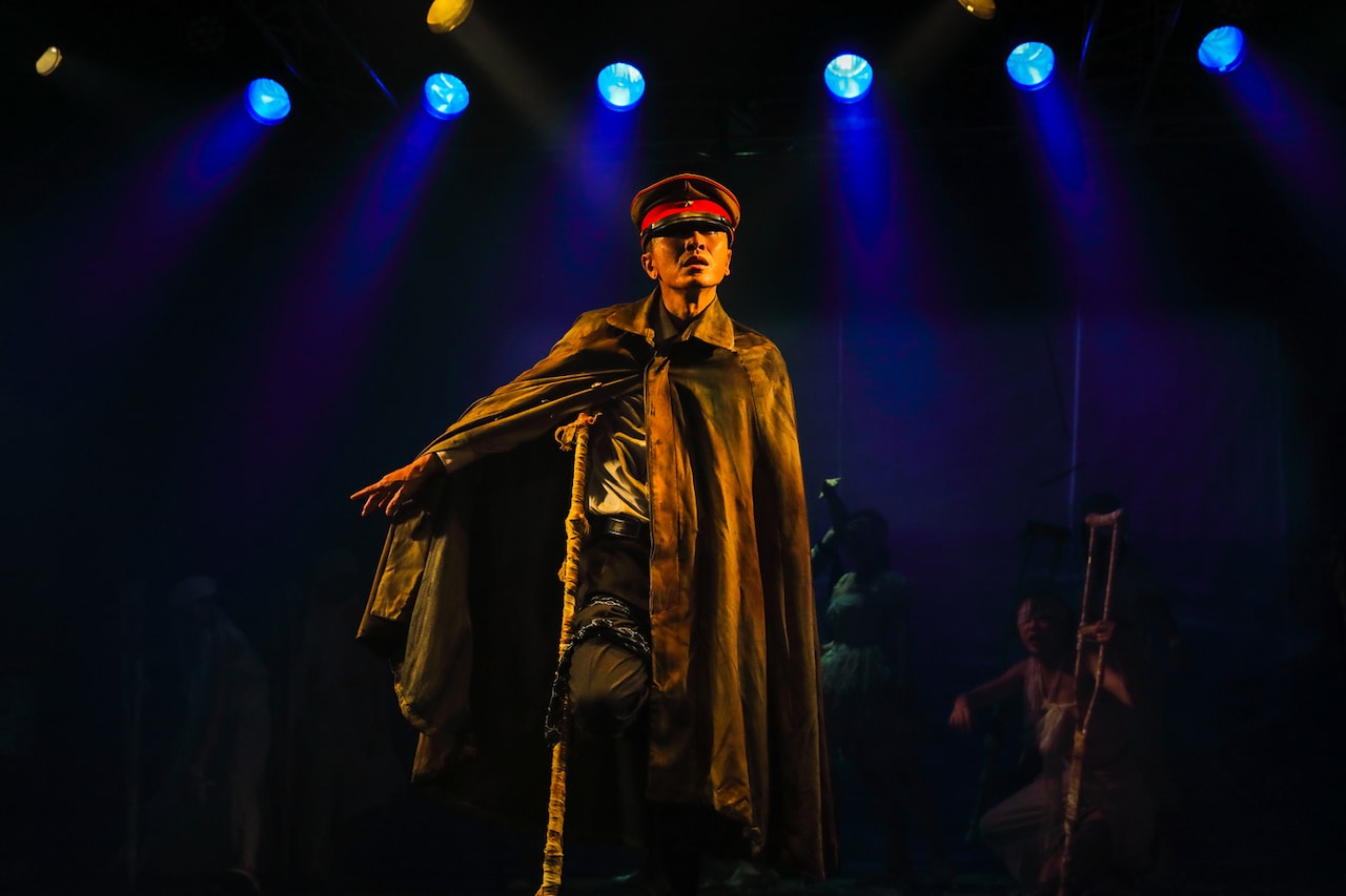 新宿梁山泊「愛の乞食」「アリババ」スタート、金守珍が安田章大を絶賛「才能のかたまり」