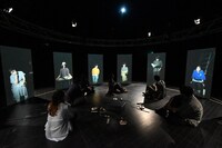 「西田幾多郎の哲学テキスト『直接に與へられるもの』をみんなで朗読している映像演劇」の作品空間イメージ（制作風景より）。