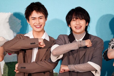 自分たちが考案した江戸川実業のポーズをする岡﨑彪太郎（左）と藤井直樹（右）。両腕で江戸川実業の「江」を表している。