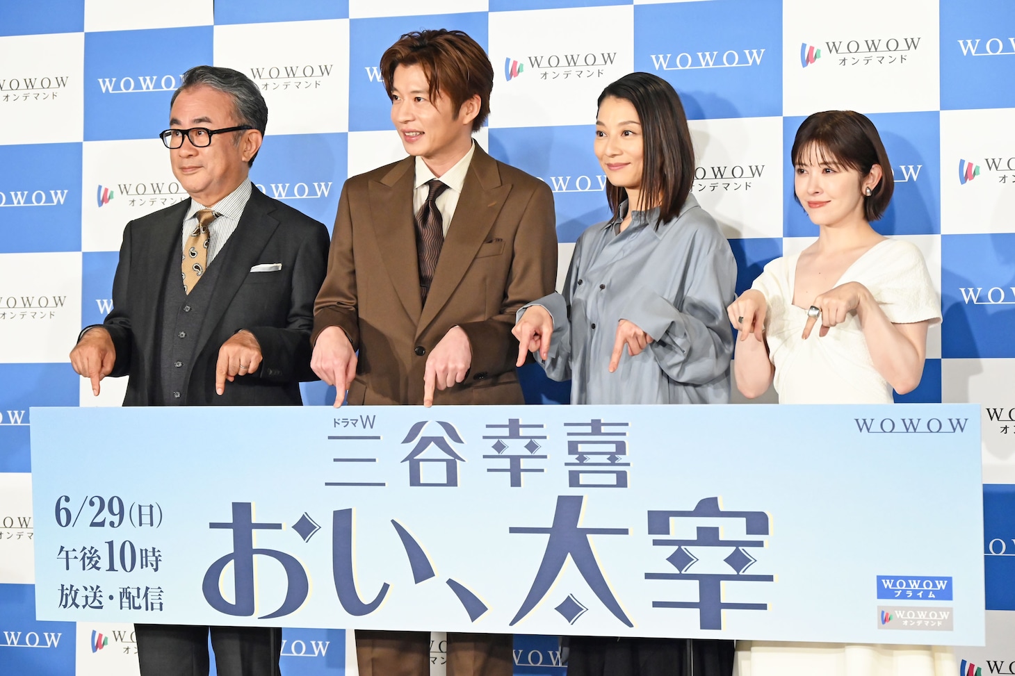 「ドラマW 三谷幸喜『おい、太宰』」完成報告会の様子。左から三谷幸喜、田中圭、小池栄子、宮澤エマ。