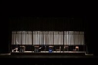 ロロいつ高シリーズ「いつだって窓際であたしたち」より。（撮影：阿部章仁）