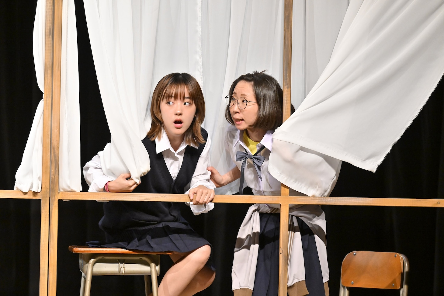 ロロいつ高シリーズ「いつだって窓際であたしたち」より。（撮影：阿部章仁）