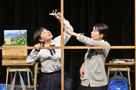 ロロいつ高シリーズ「いつだって窓際であたしたち」より。（撮影：阿部章仁）