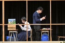 ロロいつ高シリーズ「いつだって窓際であたしたち」より。（撮影：阿部章仁）