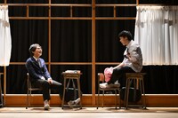 ロロいつ高シリーズ「いつだって窓際であたしたち」より。（撮影：阿部章仁）