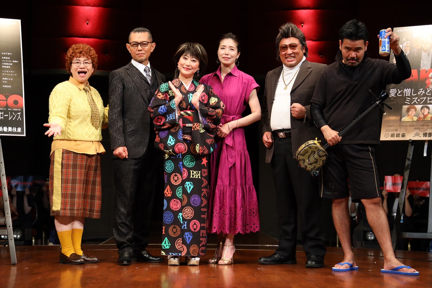 「水谷千重子50周年記念公演」製作発表より、左から近藤春菜（ハリセンボン）、的場浩司、水谷千重子、高橋ひとみ、倉たけし、まさとし先輩。